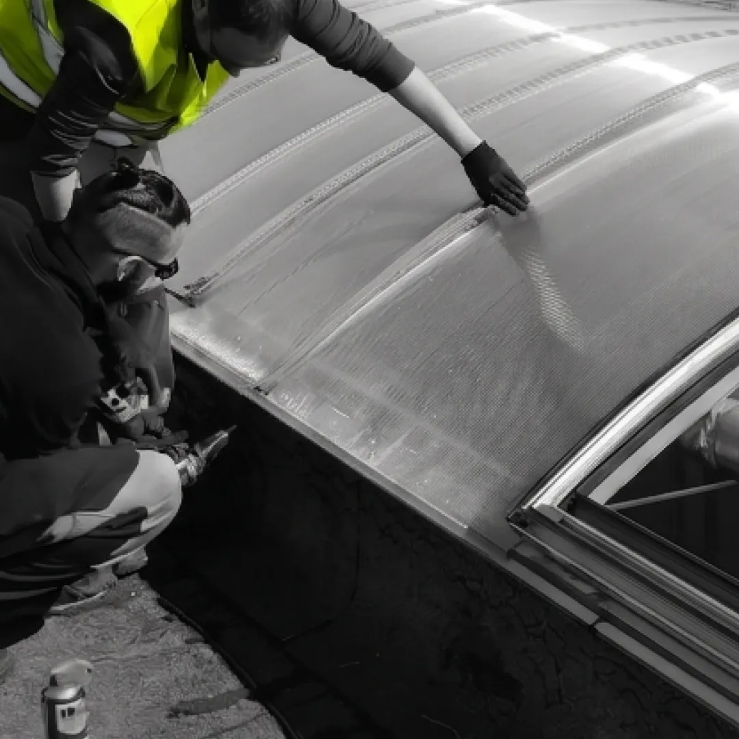 Szerelőüzem polikarbonát bevilágítóinak cseréje – tetőfelújítás